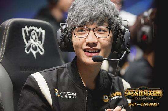 边前卫回防 边前卫回防