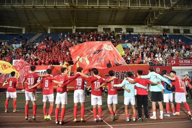 边后卫内收 边后卫内收